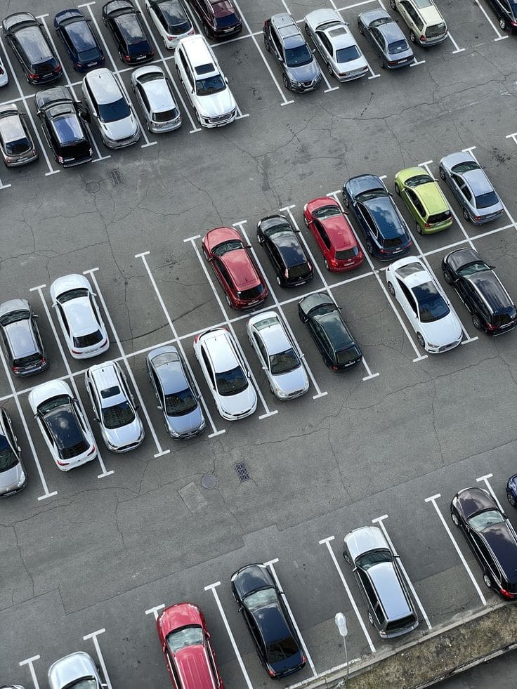 Estacionamento com vagas demarcadas visto de cima